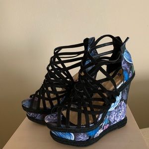 BLUE FLORAL WEDGE HEELS